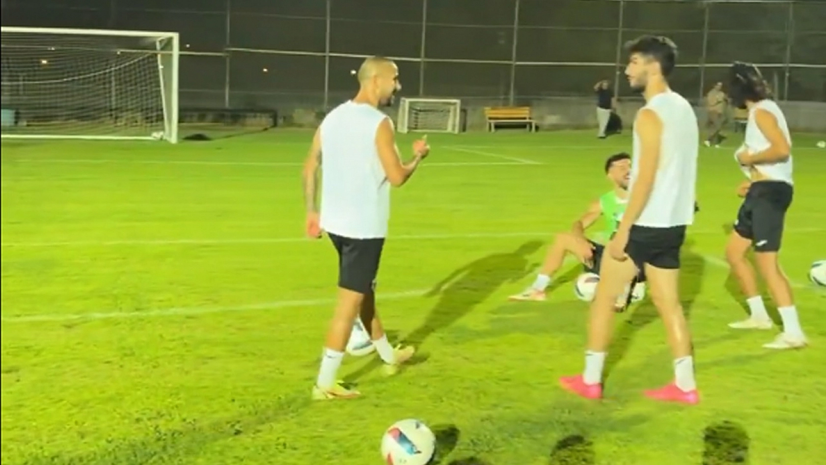 Elazığspor'un yıldızı öyle bir hareket yaptı ki: Sosyal medya yıkıldı