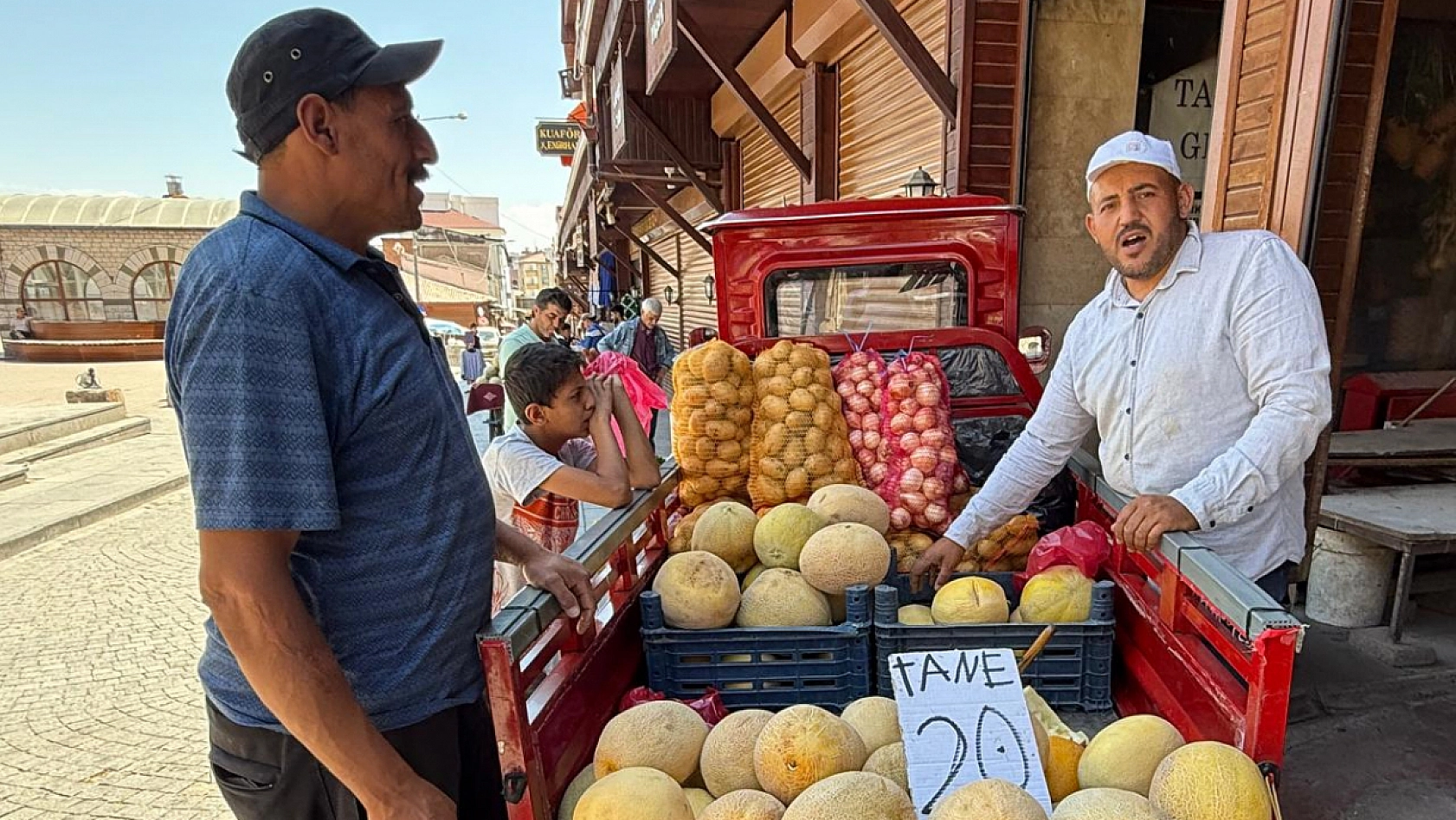 Elazığ'da vatandaşta mutluluk üreticide hüzün var