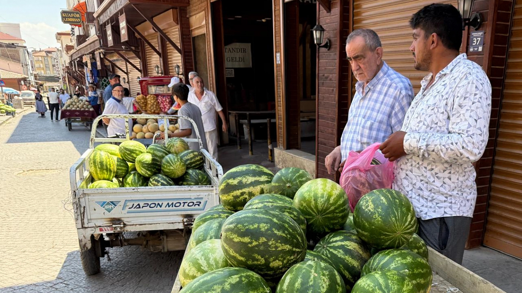 Elazığ'da vatandaşta mutluluk üreticide hüzün var