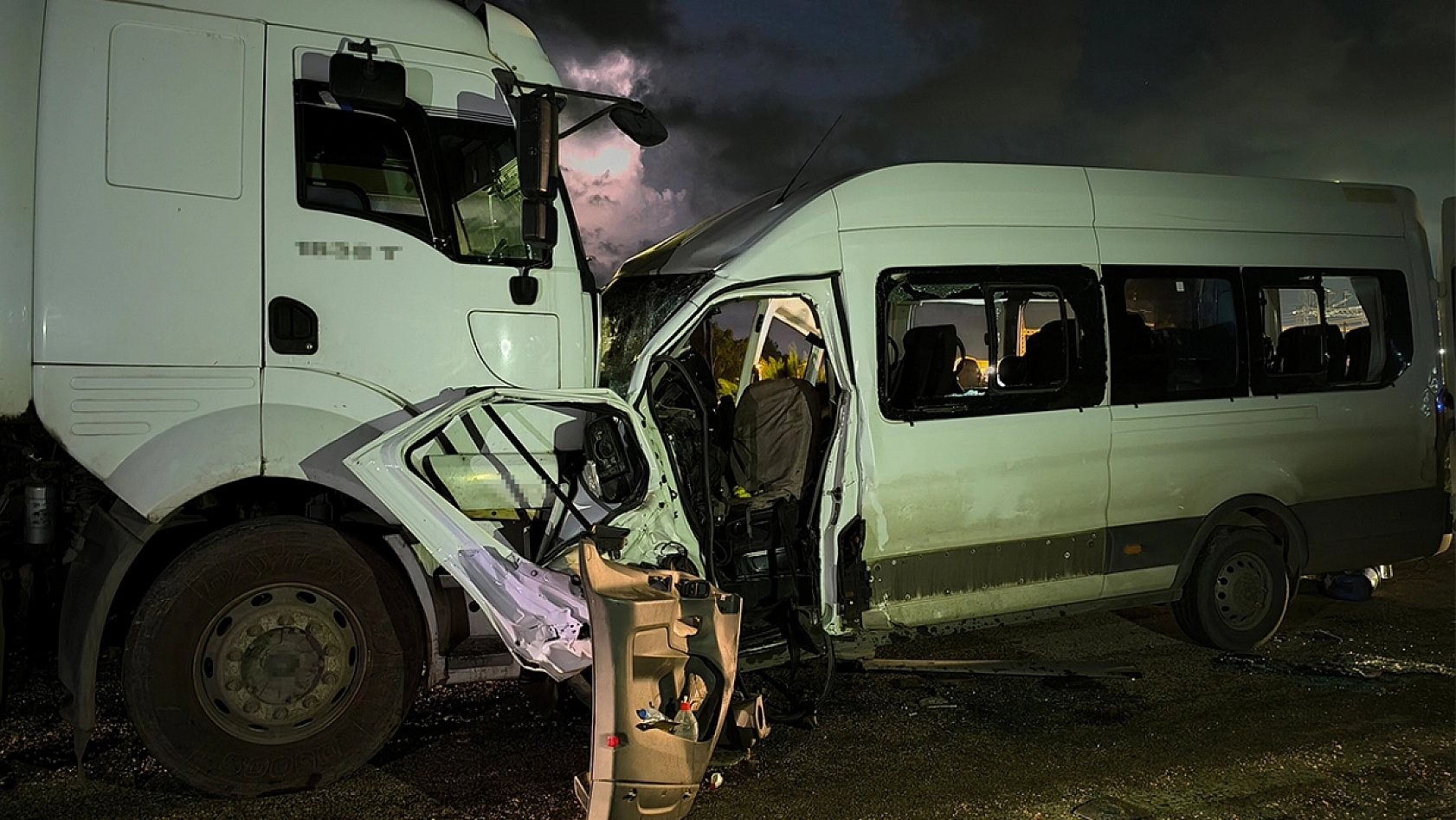 İşçi servisi tırla çarpıştı: 1 ölü, 15 yaralı