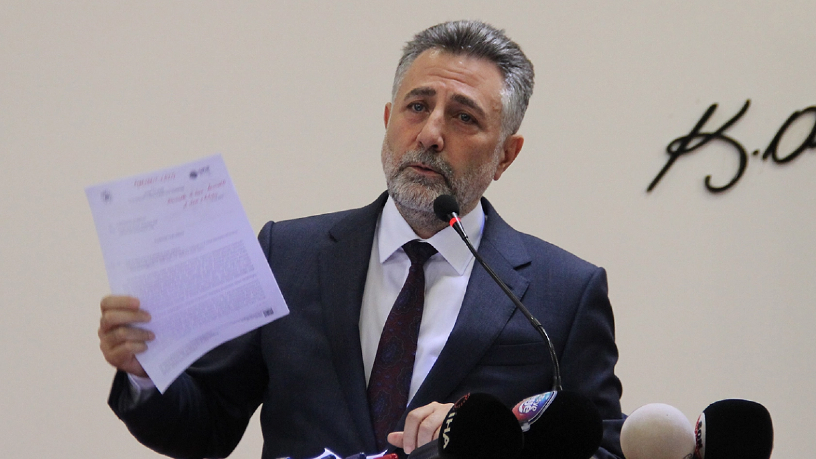 Bayraklı Belediyesi operasyonunda eski Başkan Sandal dahil 43 şüpheli adliyede