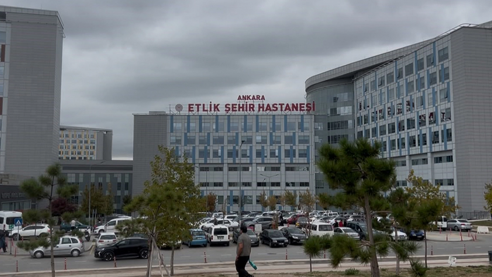 Motosiklet iki otomobille çarpıştı: 1 ölü, 1'i çocuk 2 yaralı