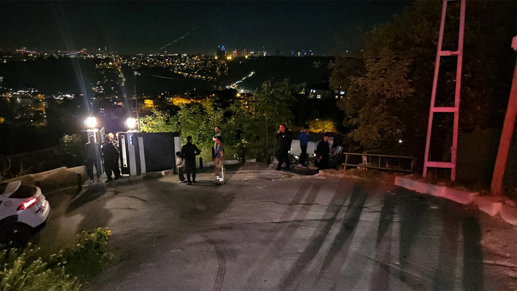 Kontrolden çıkan araç evin çatısına uçtu: 1 yaralı