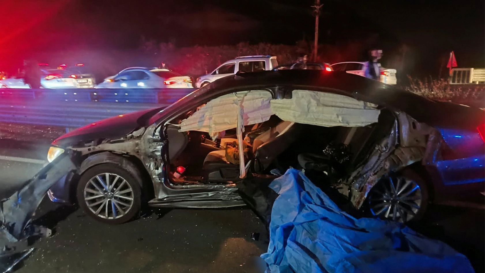 Feci kaza: otomobil bariyere çarptı, 2 ölü 2 yaralı