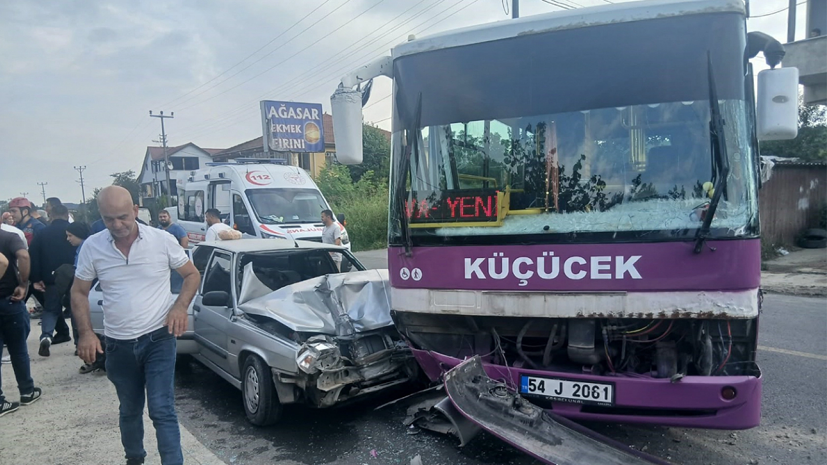 Halk otobüsü ile otomobil çarpıştı: 6 yaralı