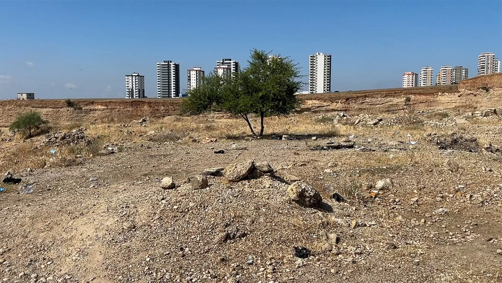 Boş arazide 35 yaşındaki adam ölü bulundu