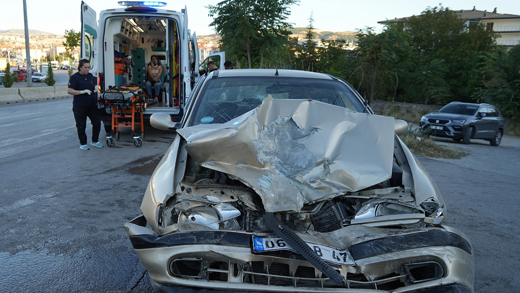 Minibüs ile otomobil çarpıştı: 3 yaralı