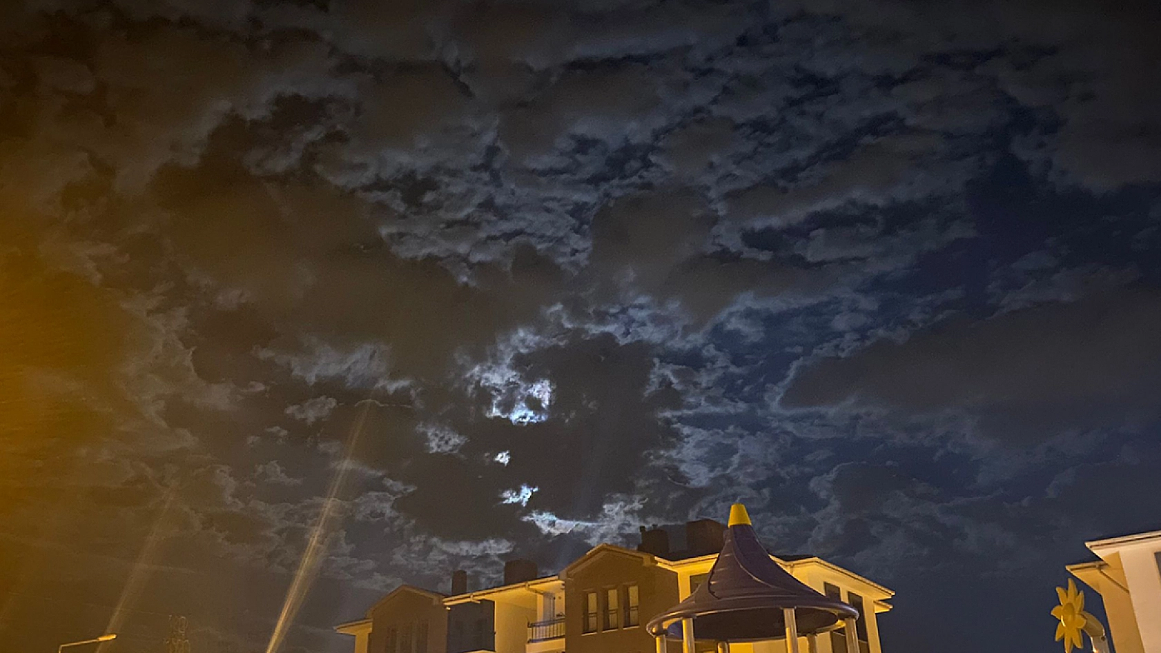 Elazığ'da bulutlar geceyi aydınlattı