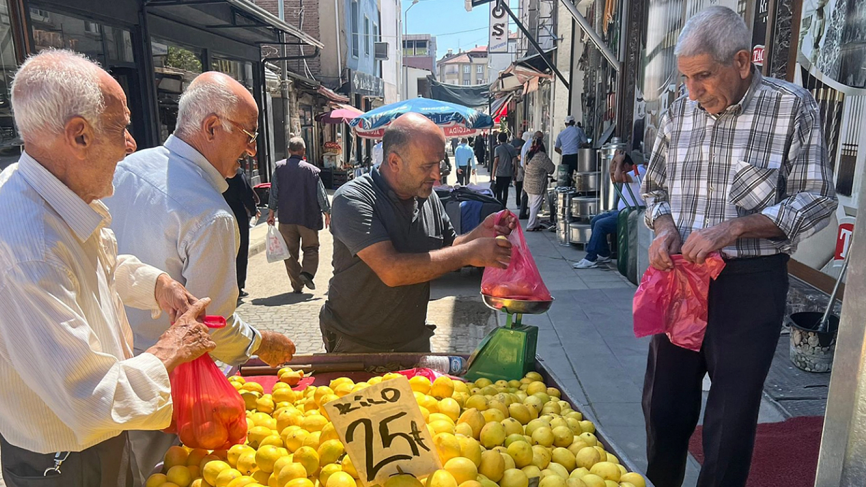 Elazığ'da kilosu 100 liradan 25 liraya düştü vatandaşlar kilo kilo aldı
