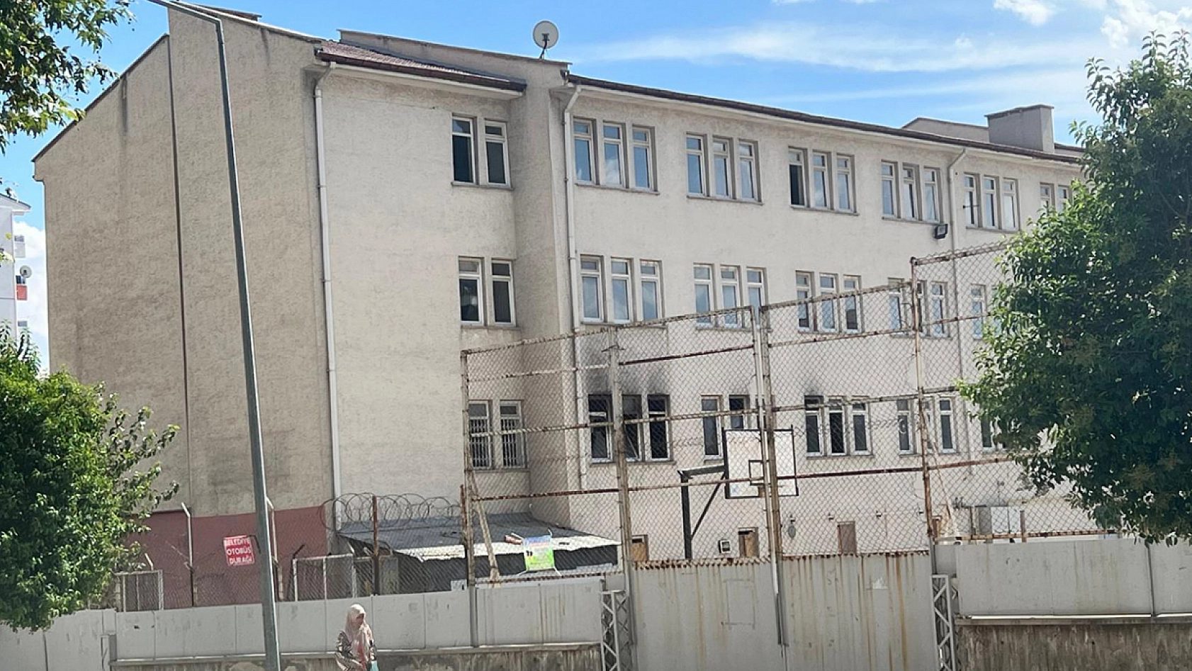 Elazığ'da yıkılmayan okul binası mahallelinin kâbusu oldu