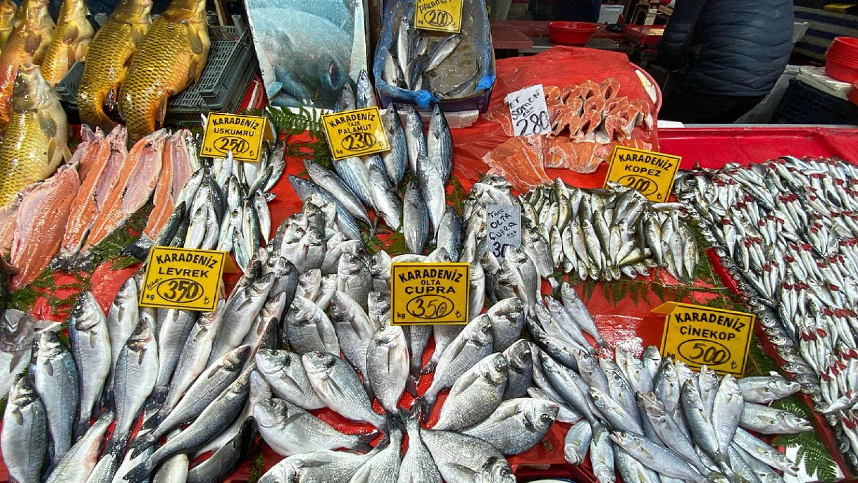 Elazığ'da tezgahlar dolu, talep yoğun