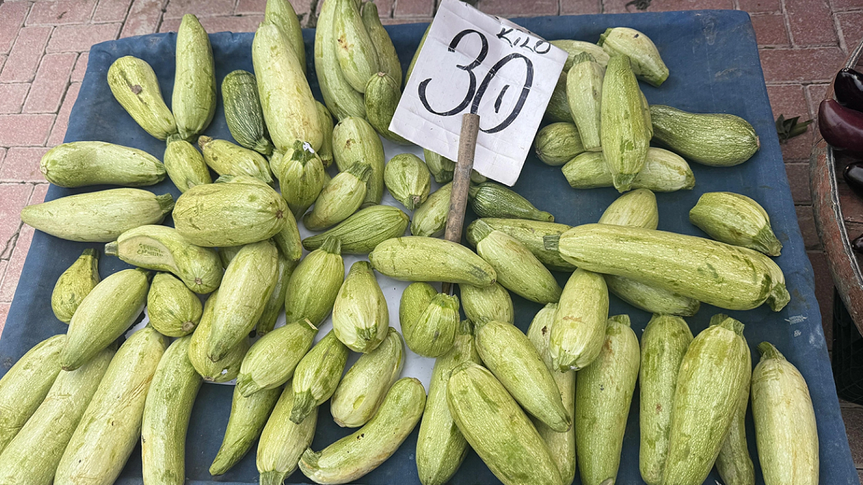 Elazığ'ın en kalabalık semt pazarında tezgahlardaki fiyatlar ne?