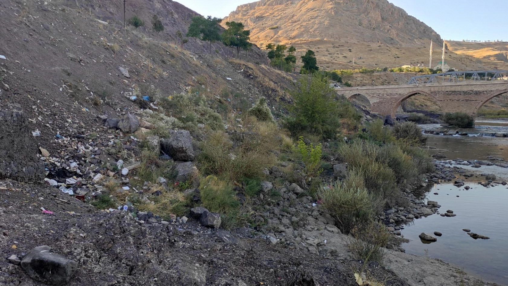 Tarihi Palu Köprüsü çöpler içinde kaldı