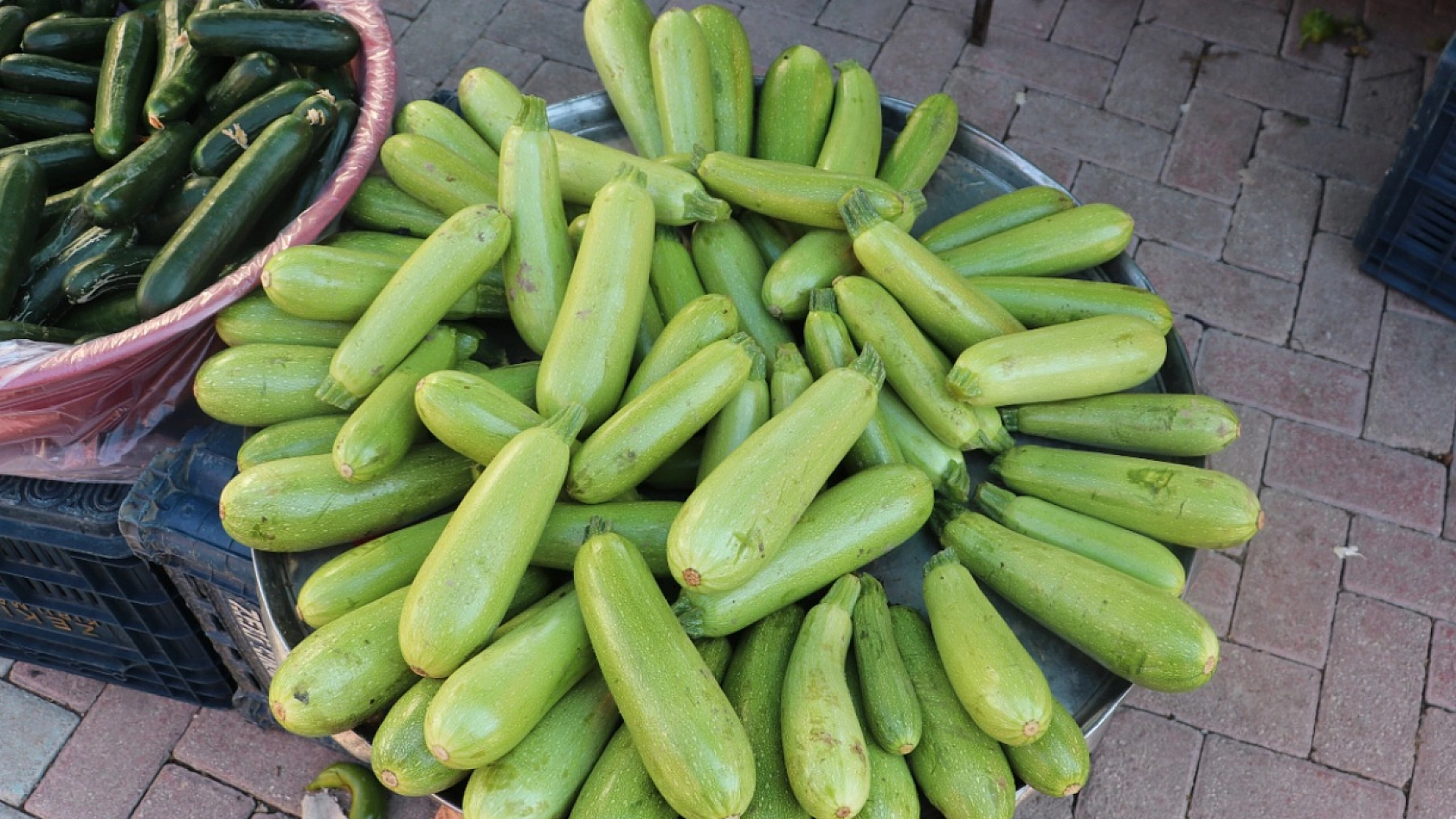 Elazığ'da fiyatları duyan pazara koşuyor