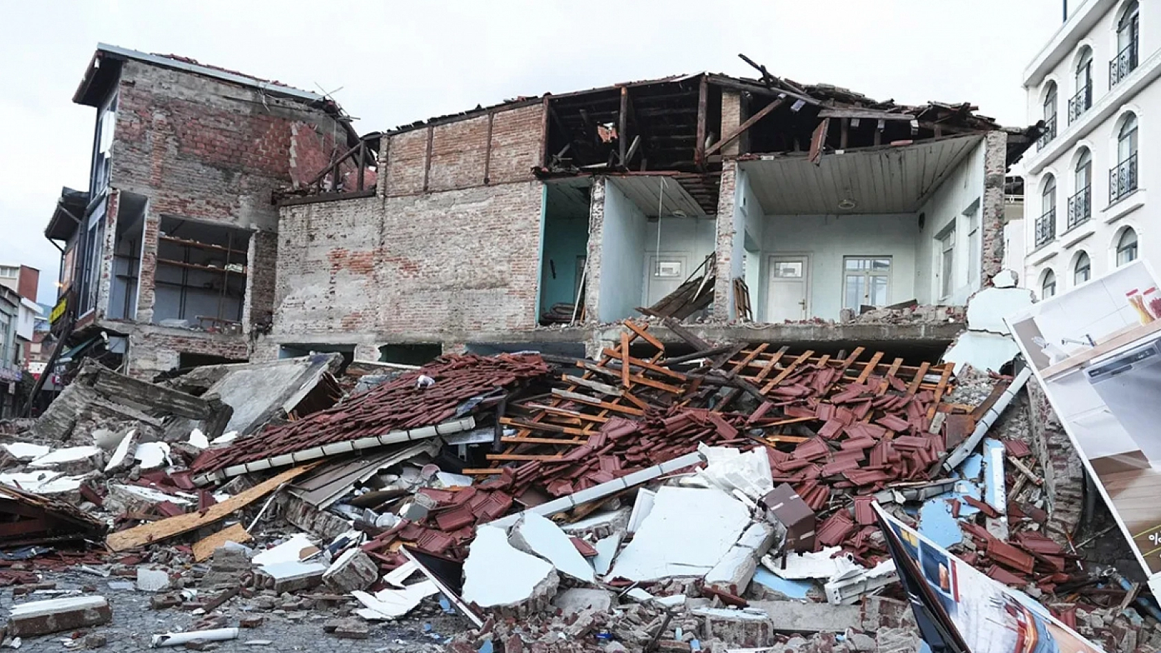 Gebze'de facia! 1 bina çöktü 5 kişi aranıyor