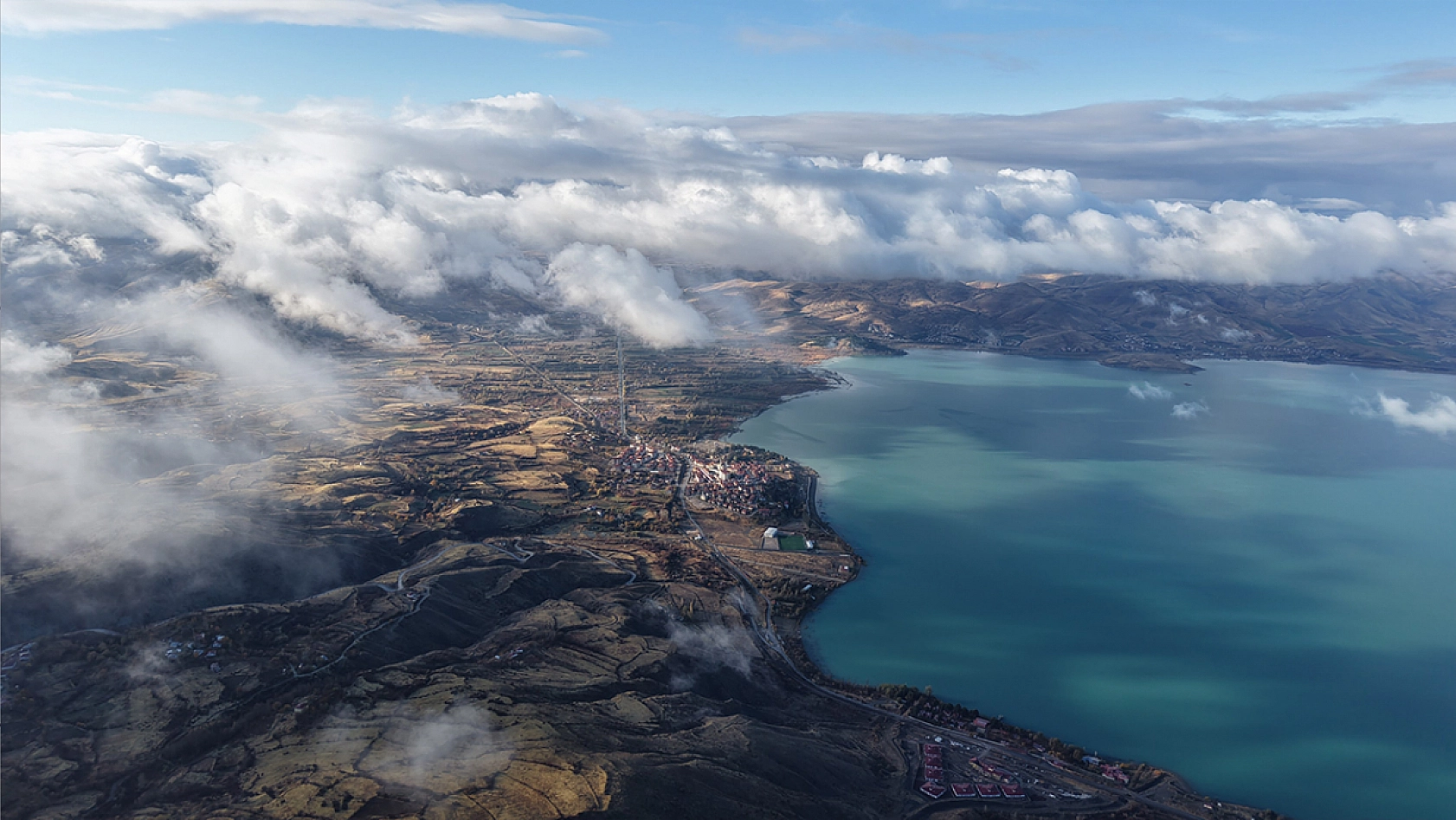 Kar, bulut ve göl bir arada: Elazığ'da Hazarbaba manzarası nefes kesti