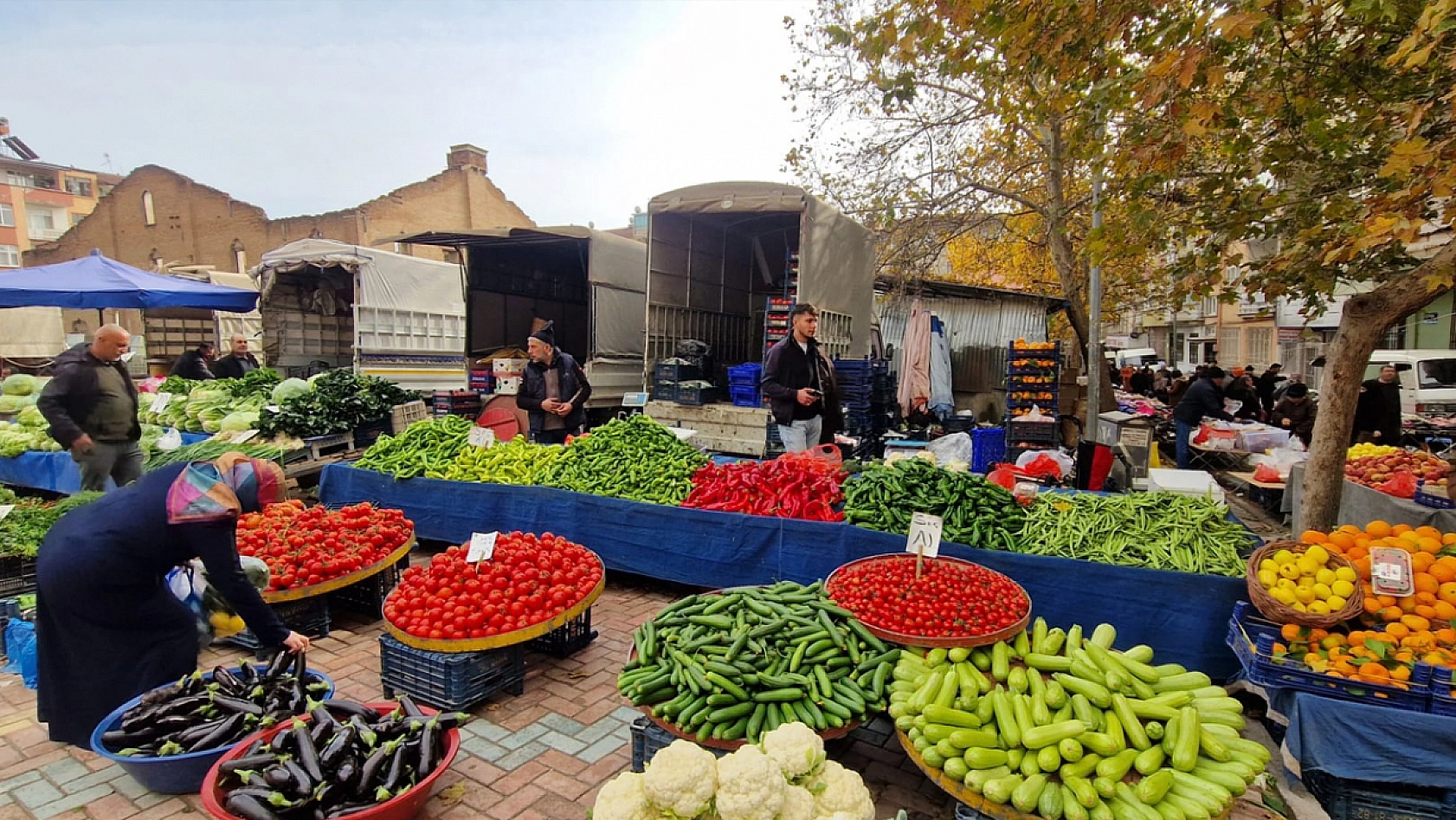Elazığ'da halk pazarlardan vazgeçmiyor