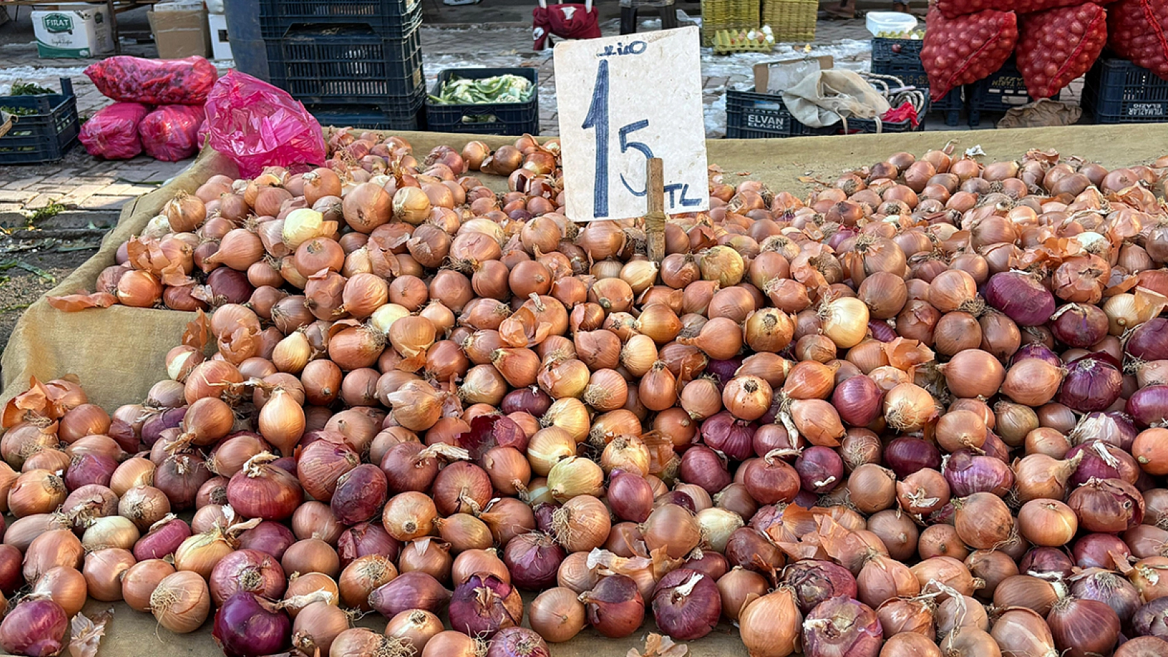 Elazığ'da Yılbaşı öncesi Salı Pazarı'nda durgunluk