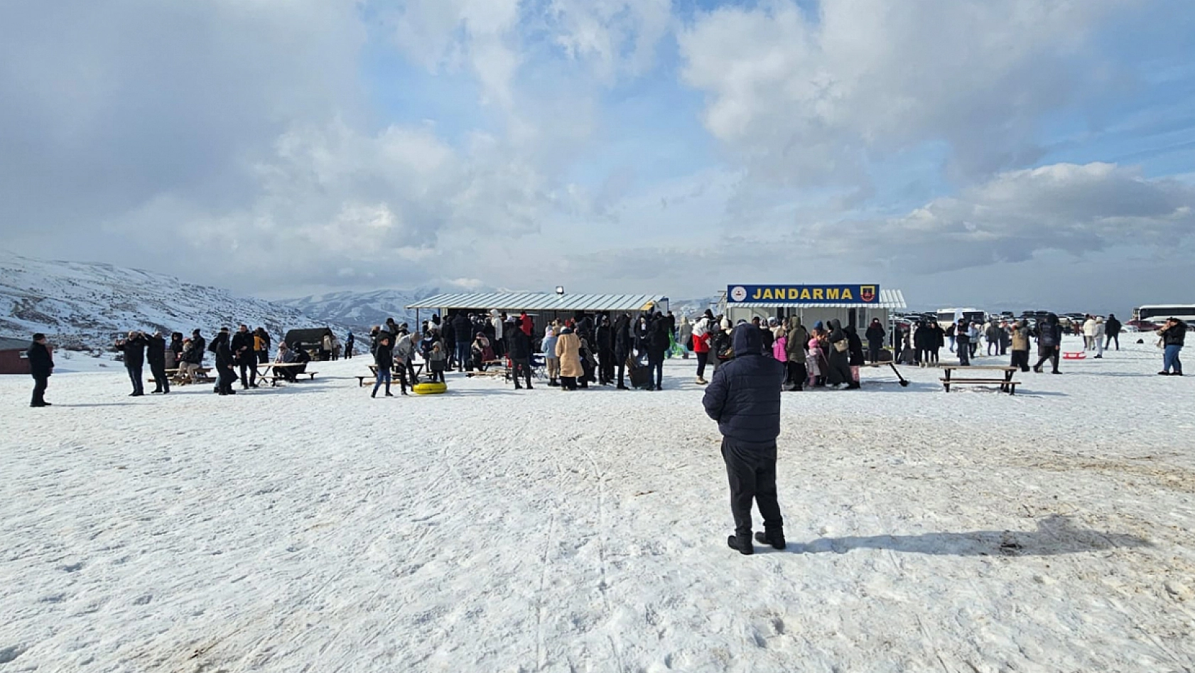 Rüzgara rağmen ilgi azalmadı: Elazığlılar Hazar Baba'ya akın etti