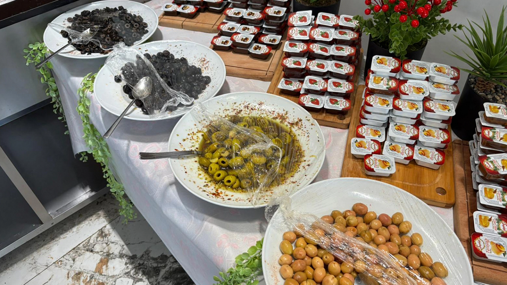 Elazığ'da bu kapıdan giren 10 yıl geriye gidiyor: 50 çeşit 200 tl
