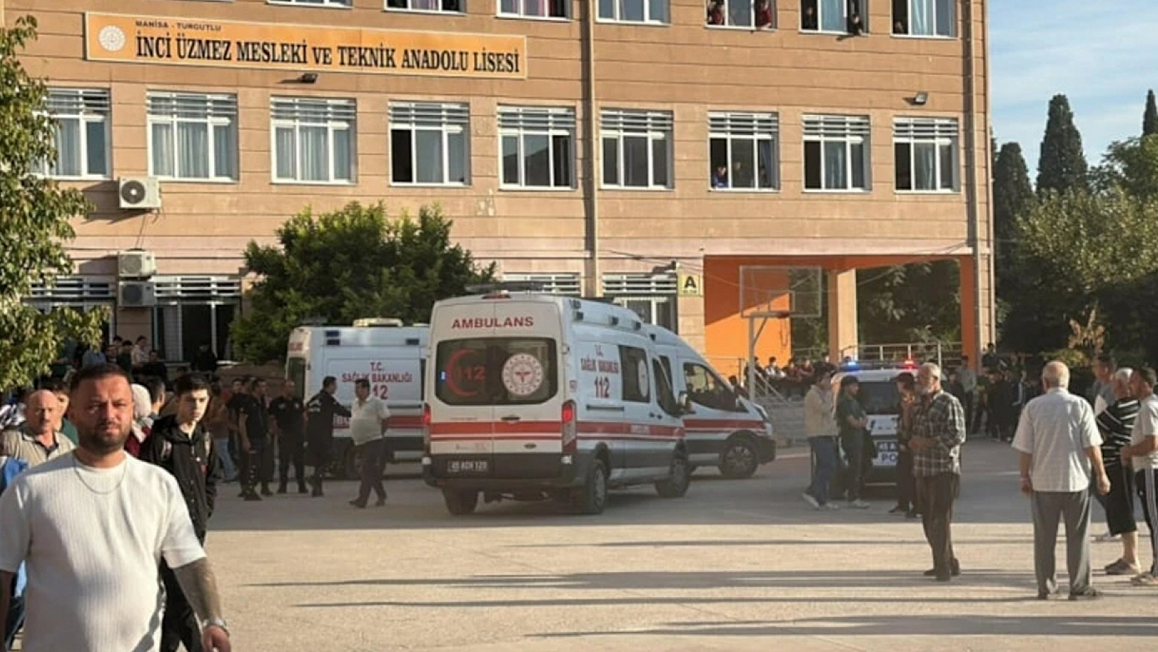 Lise önünde silahlı saldırı: Yaralılar var