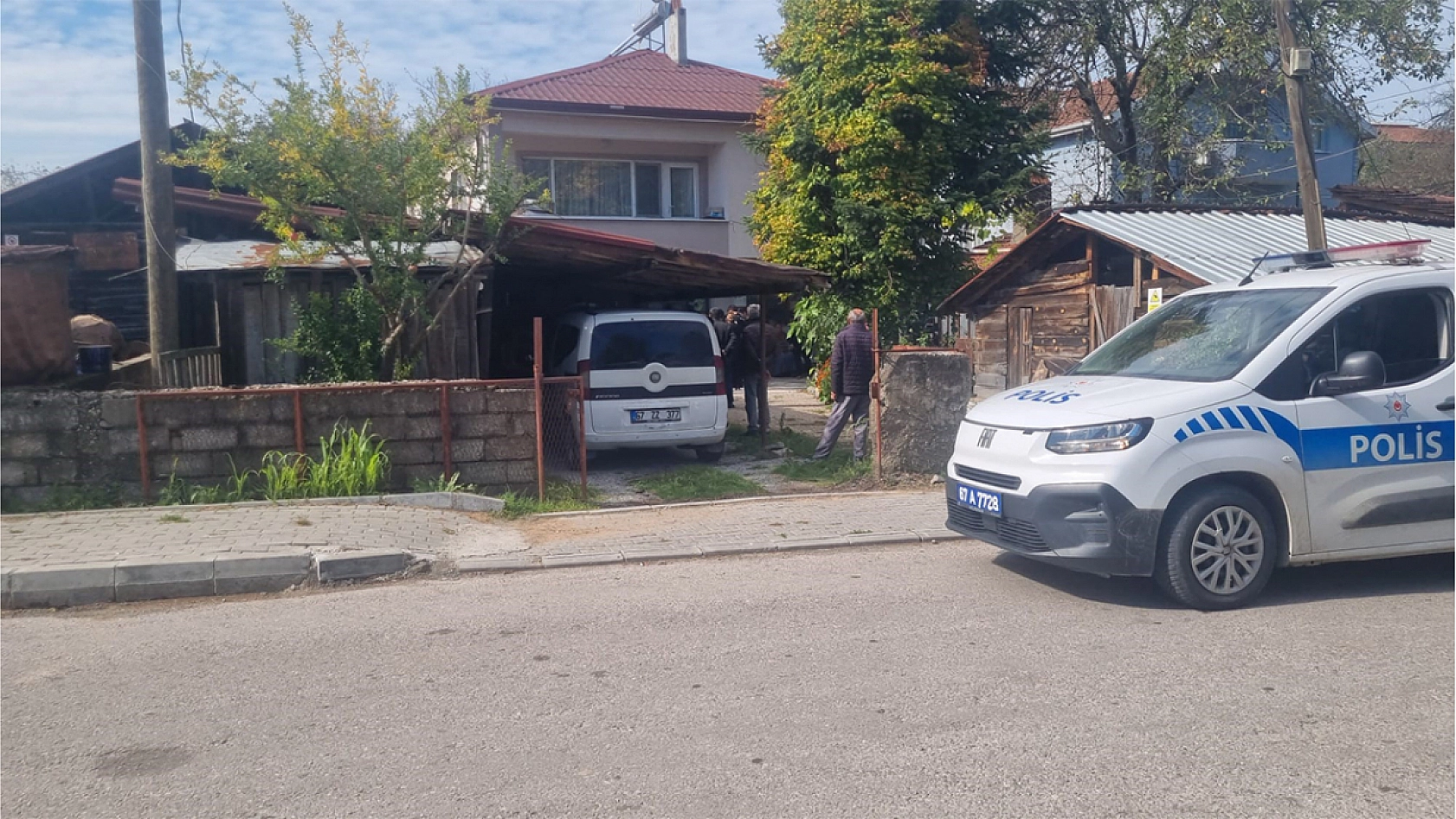 Bir kişi evinde tüfekle vurulmuş halde bulundu