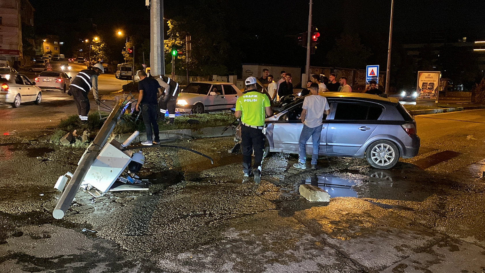 Motosikletle çarpışan otomobil direği devirdi: 5 yaralı