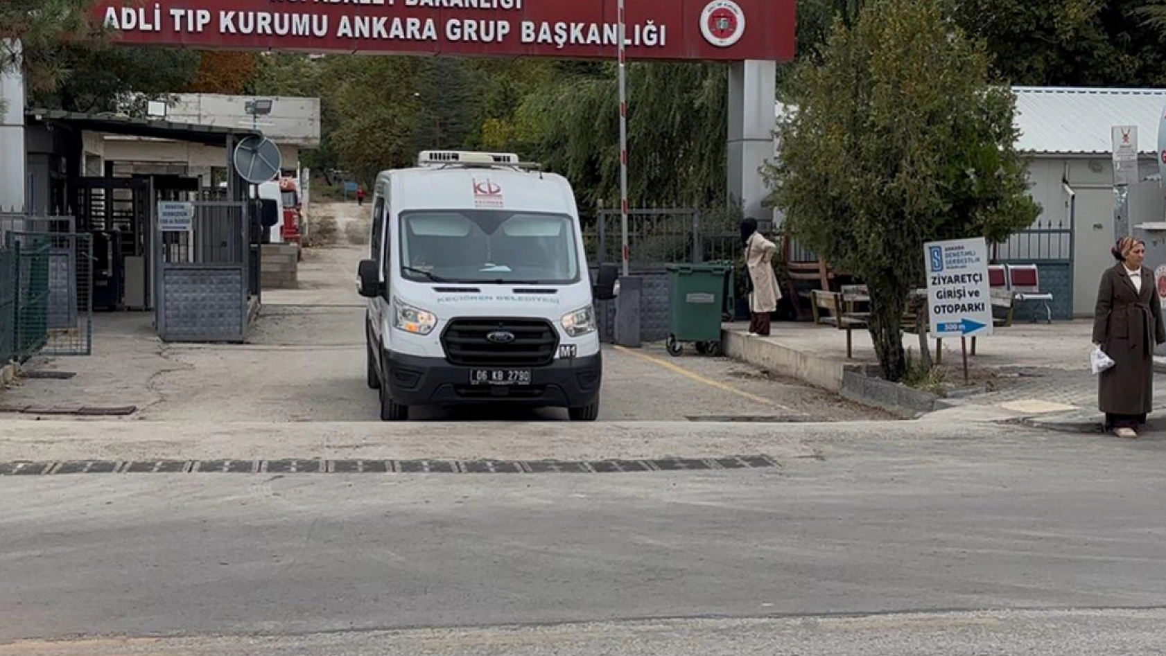 Motosiklet iki otomobille çarpıştı: 1 ölü, 1'i çocuk 2 yaralı