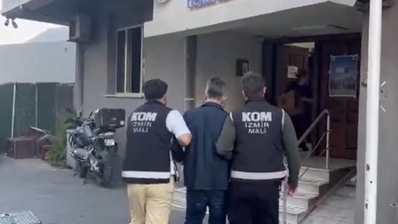 Bayraklı Belediyesi operasyonunda eski Başkan Sandal dahil 43 şüpheli adliyede