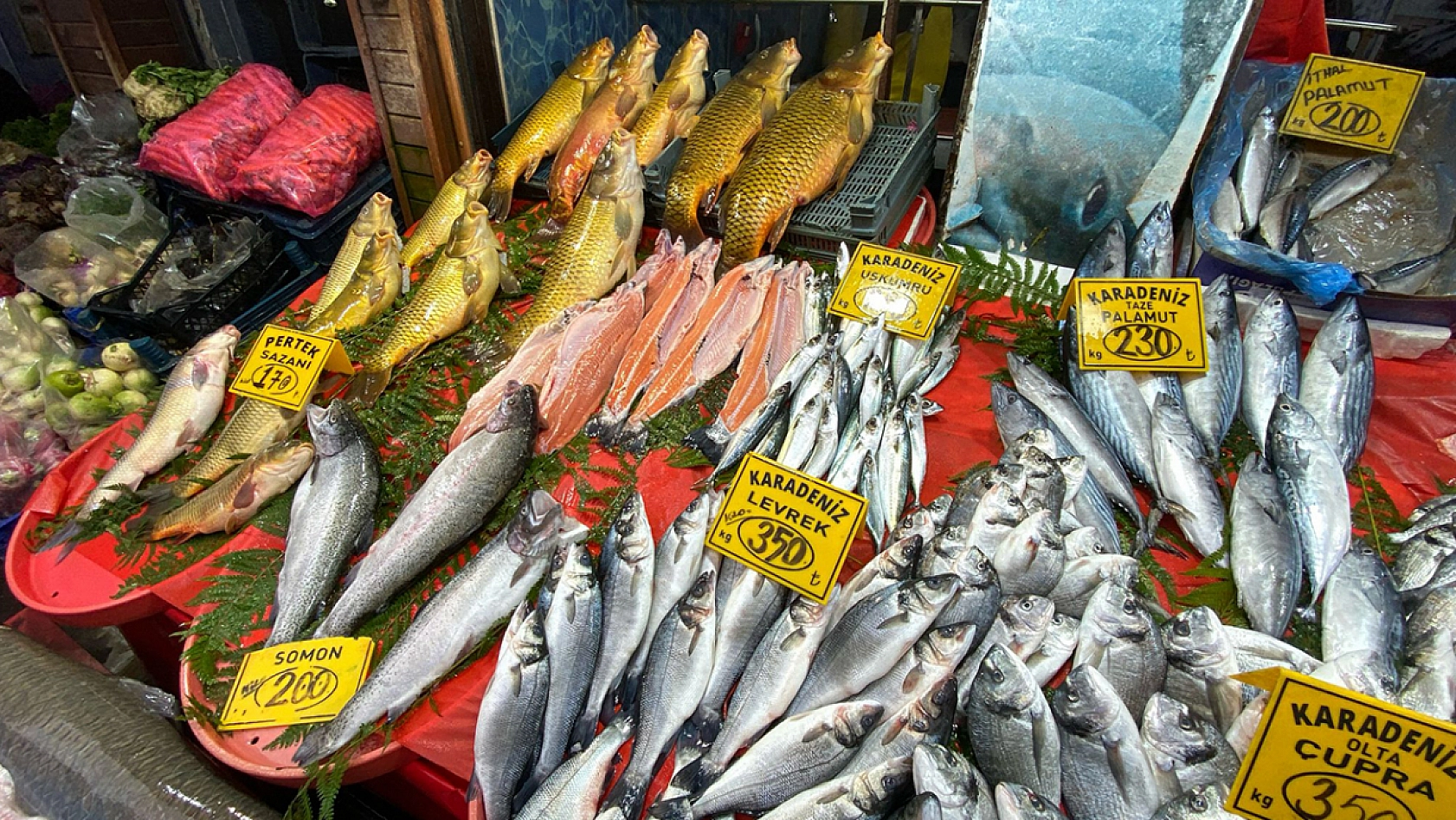 Elazığ'da tezgahlar dolu, talep yoğun