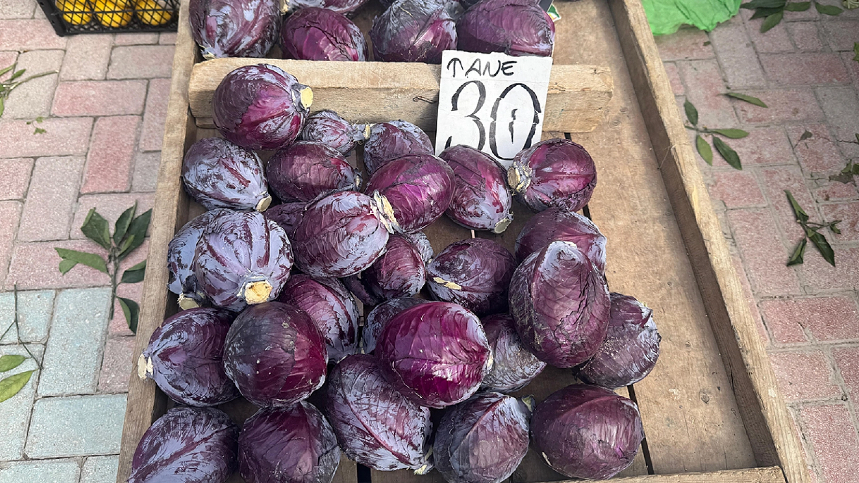 Elazığ'ın en kalabalık semt pazarında tezgahlardaki fiyatlar ne?