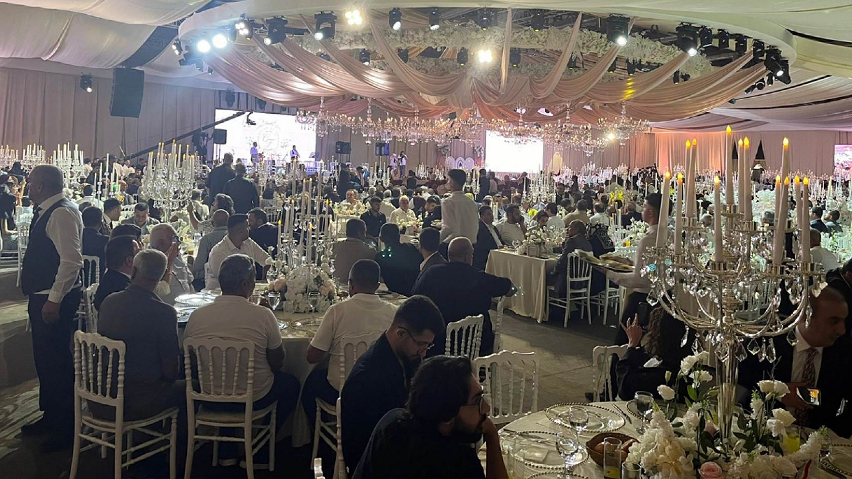 Elazığ'da tarihi düğün: Çayda Çıra gösterisiyle taçlanan geceye 3 bin davetli katıldı