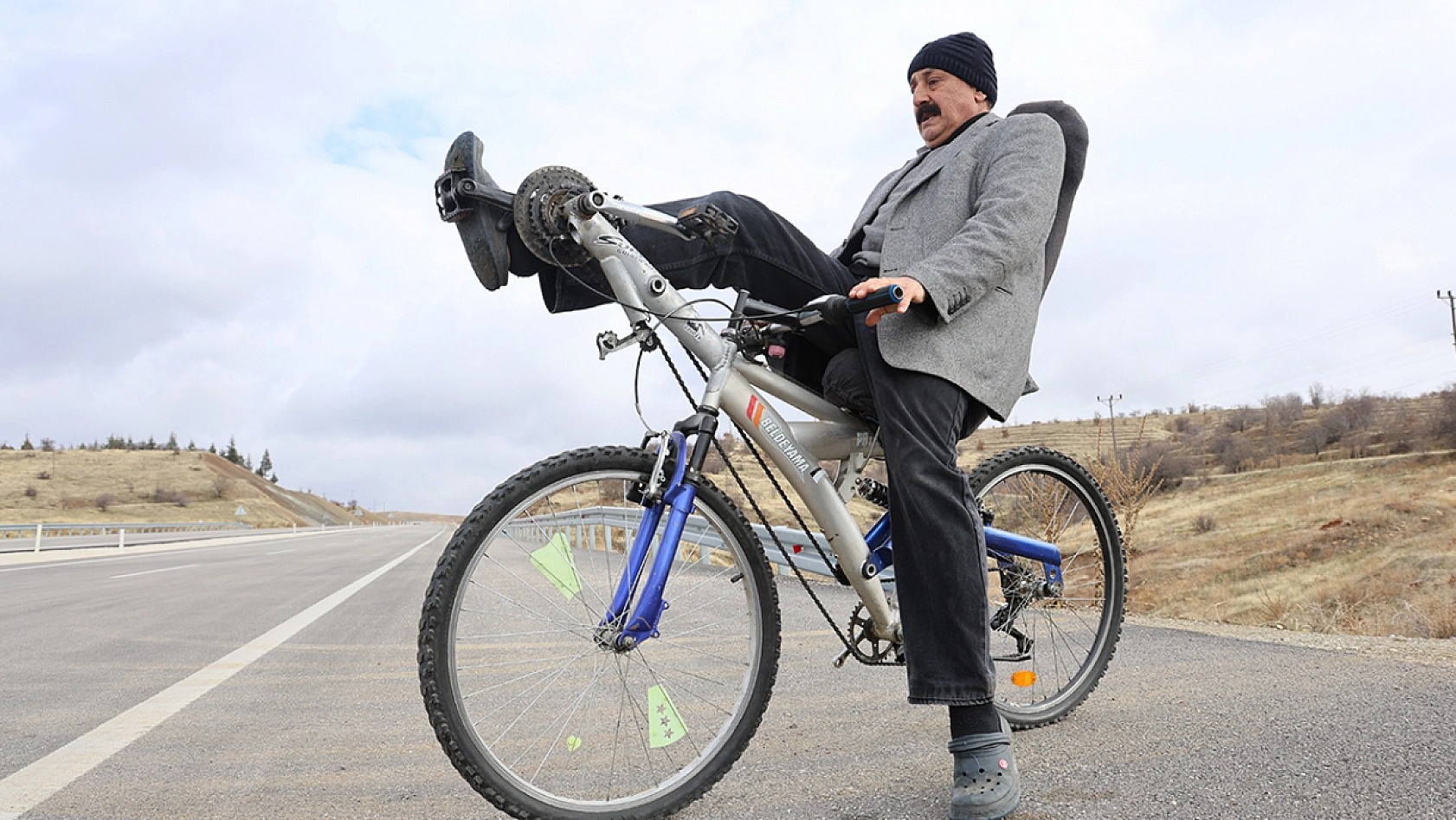 Sokakta gören duruyor! Elazığ'da gizemli tasarım