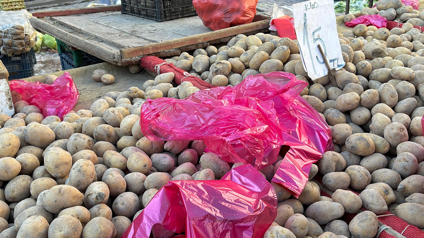 Elazığ'da Yılbaşı öncesi Salı Pazarı'nda durgunluk