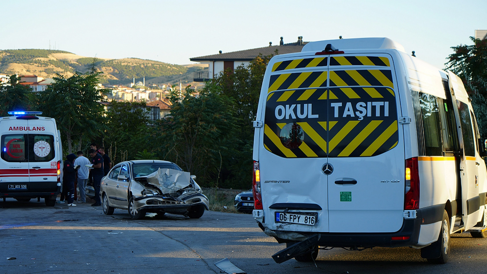 Minibüs ile otomobil çarpıştı: 3 yaralı