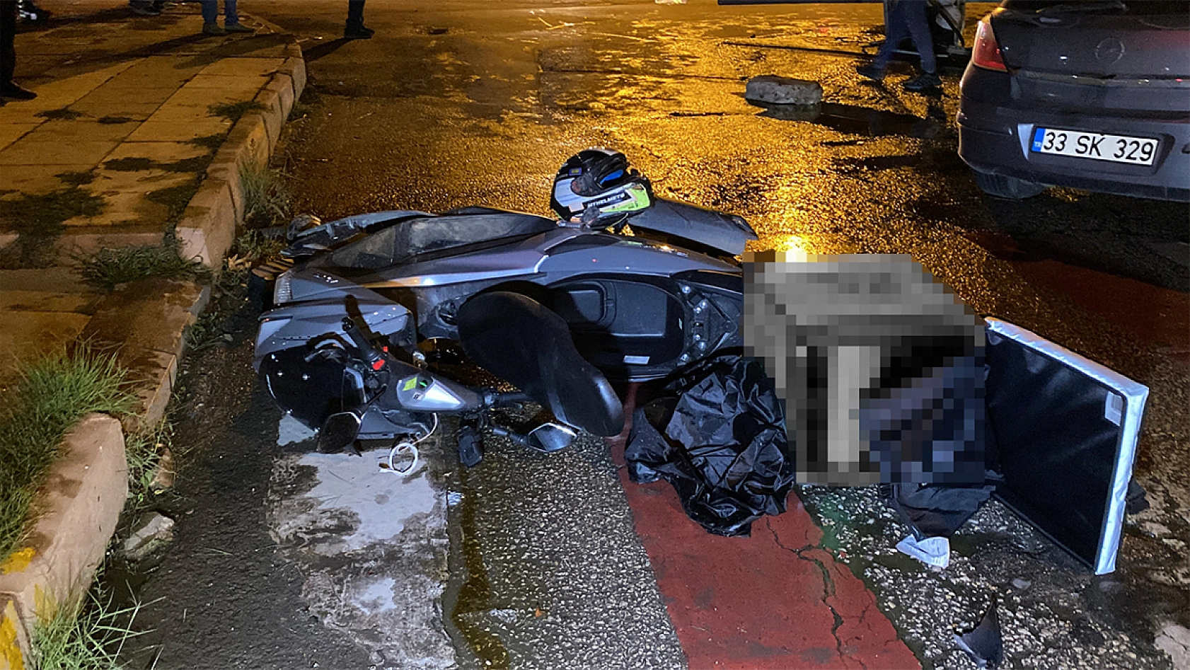 Motosikletle çarpışan otomobil direği devirdi: 5 yaralı