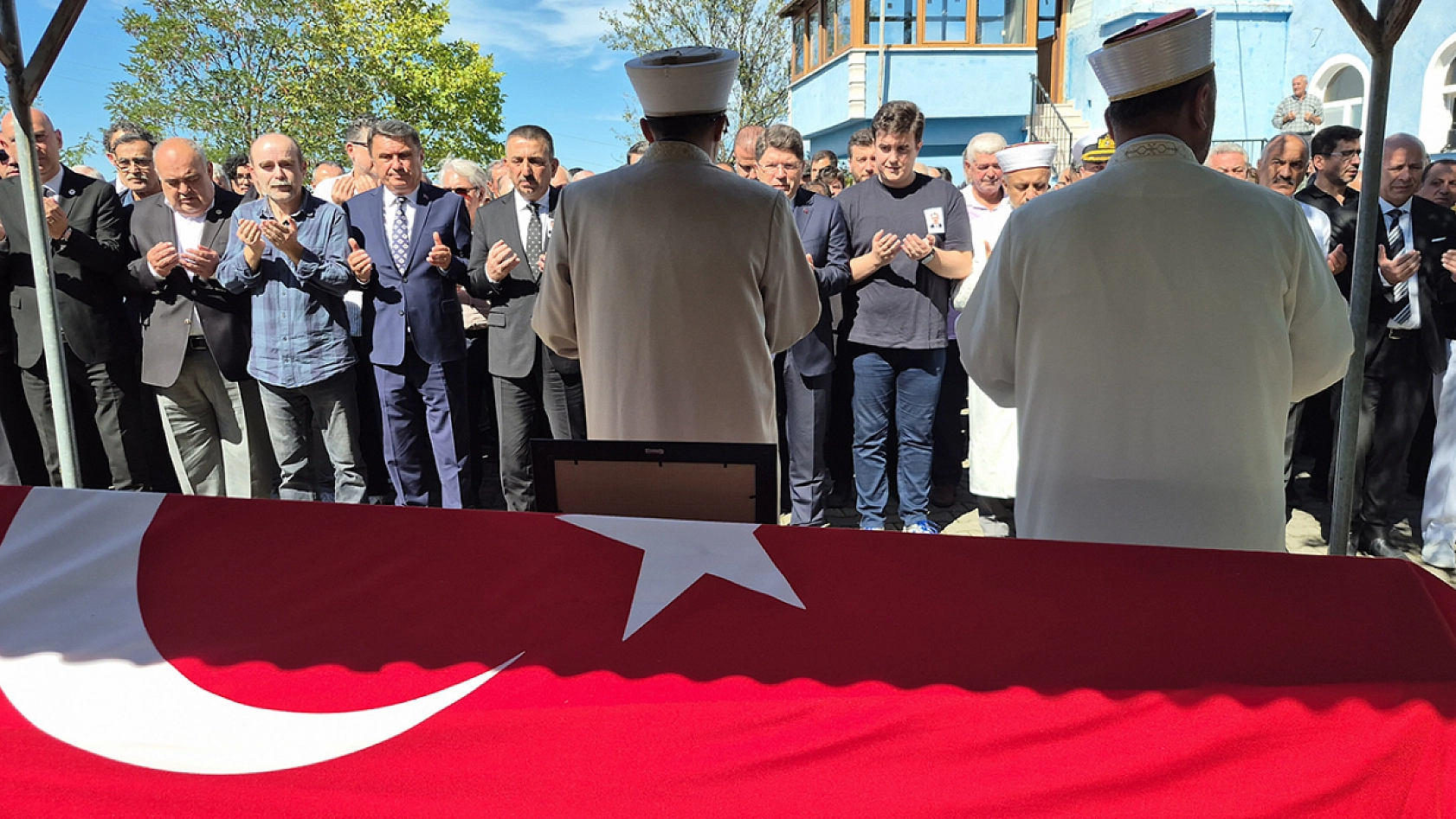 Ölen vali yardımcısı dualarla son yolculuğuna uğurlandı