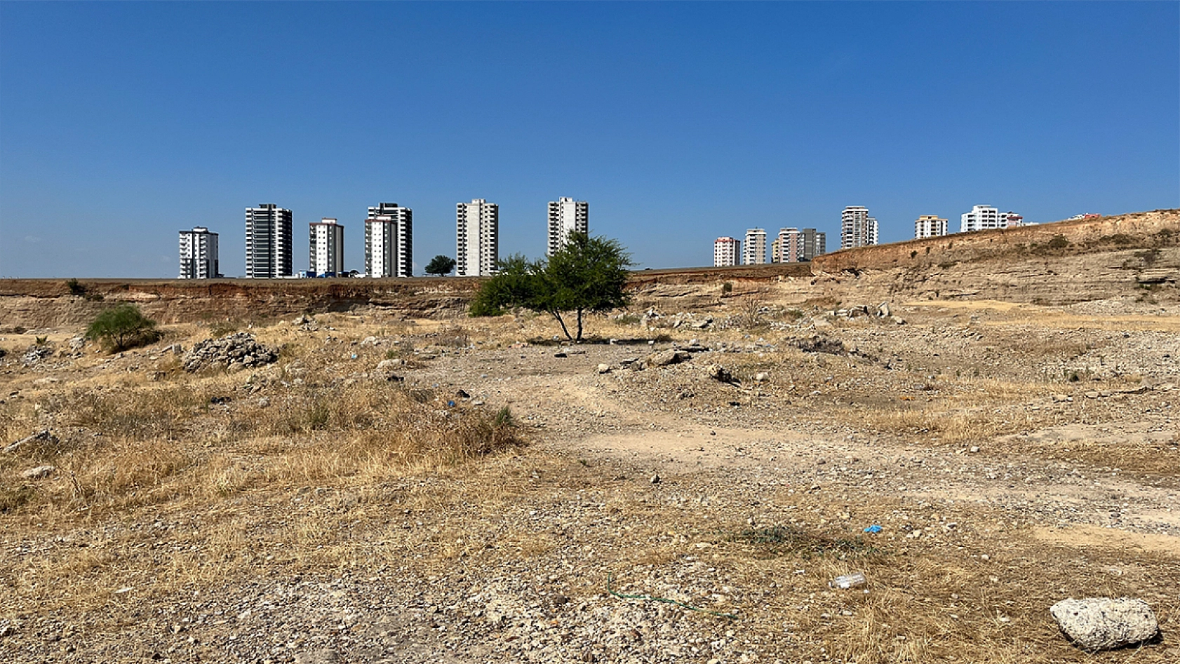 Boş arazide 35 yaşındaki adam ölü bulundu