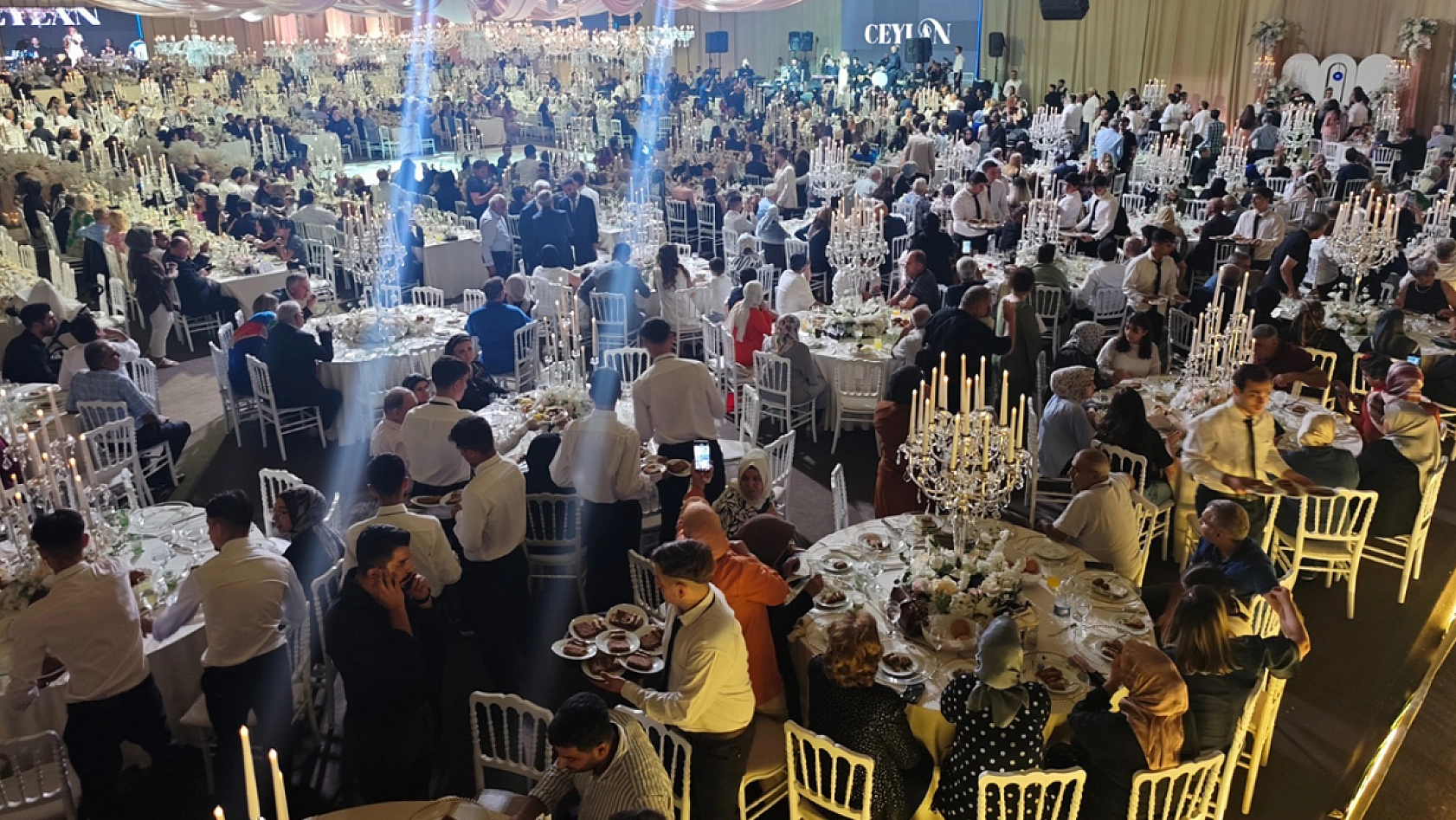 Elazığ'da tarihi düğün: Çayda Çıra gösterisiyle taçlanan geceye 3 bin davetli katıldı