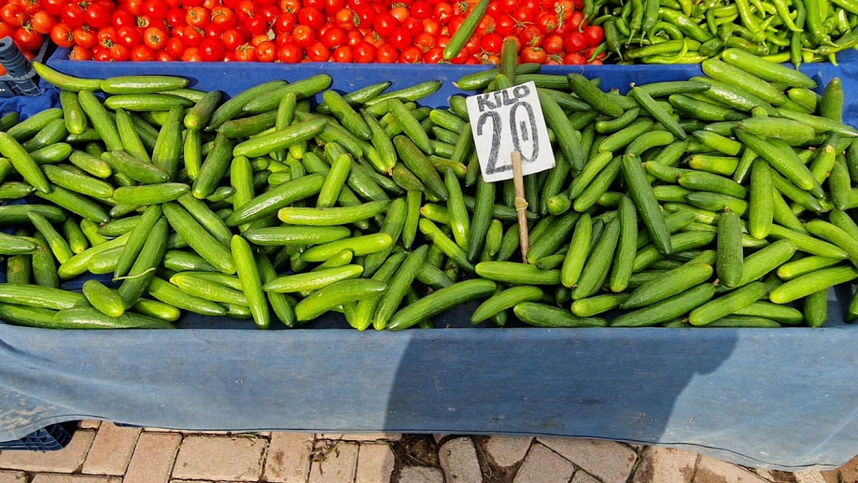 Elazığ'da halk pazarlardan vazgeçmiyor