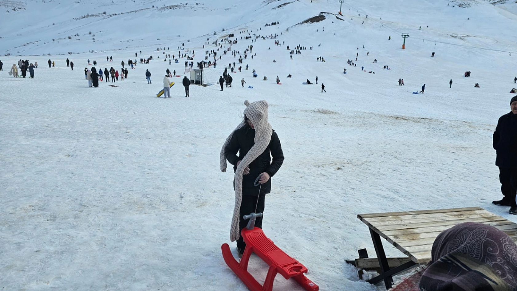 Rüzgara rağmen ilgi azalmadı: Elazığlılar Hazar Baba'ya akın etti