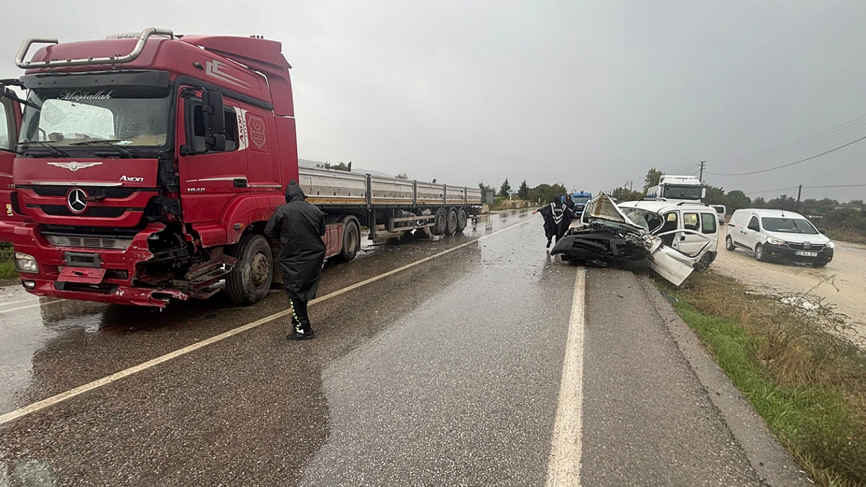 Feci çarpışma: tır ile kamyonet çarpıştı, 1 ölü 1 yaralı