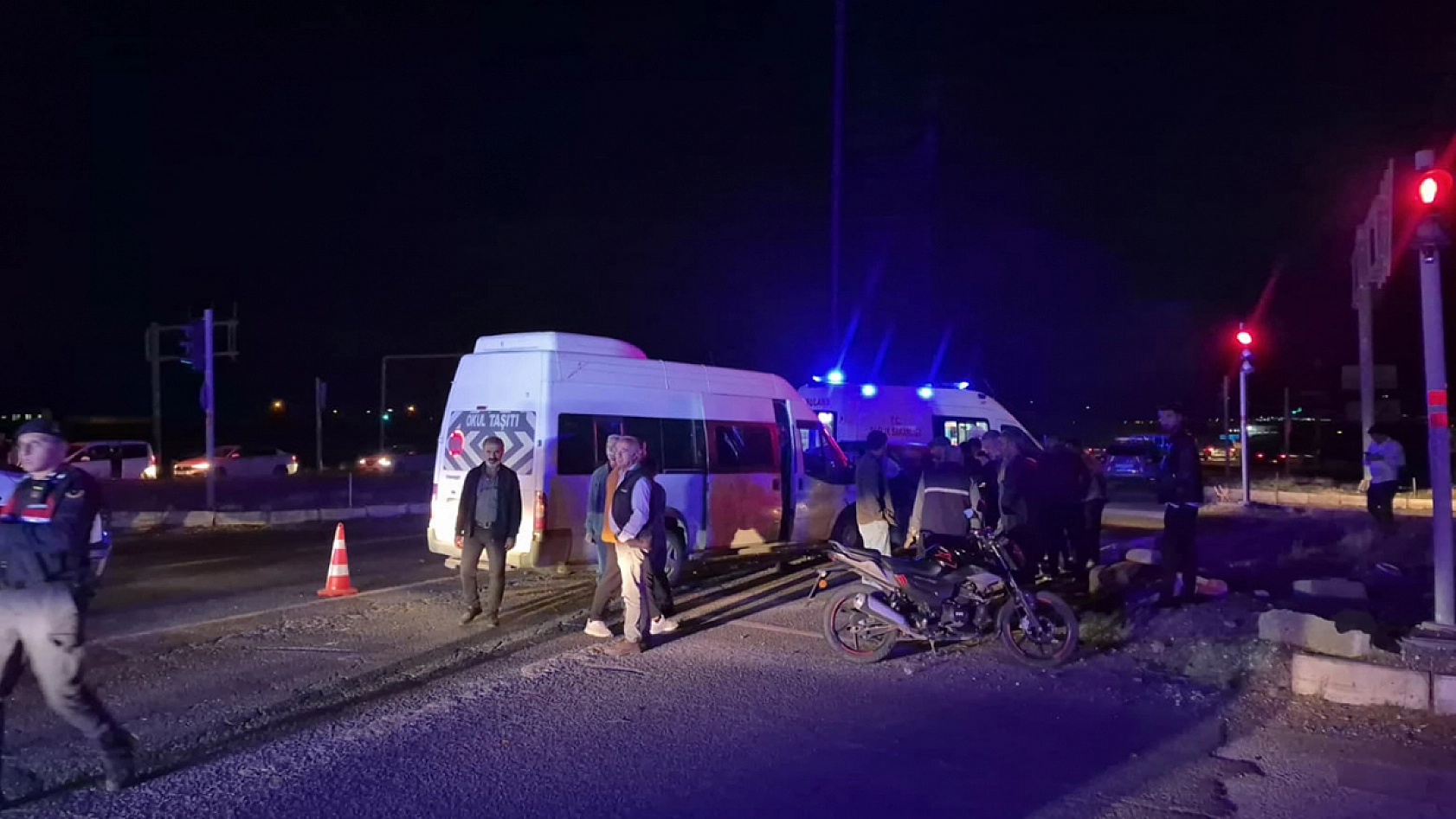 Otomobil ile minibüs çarpıştı: 12 yaralı