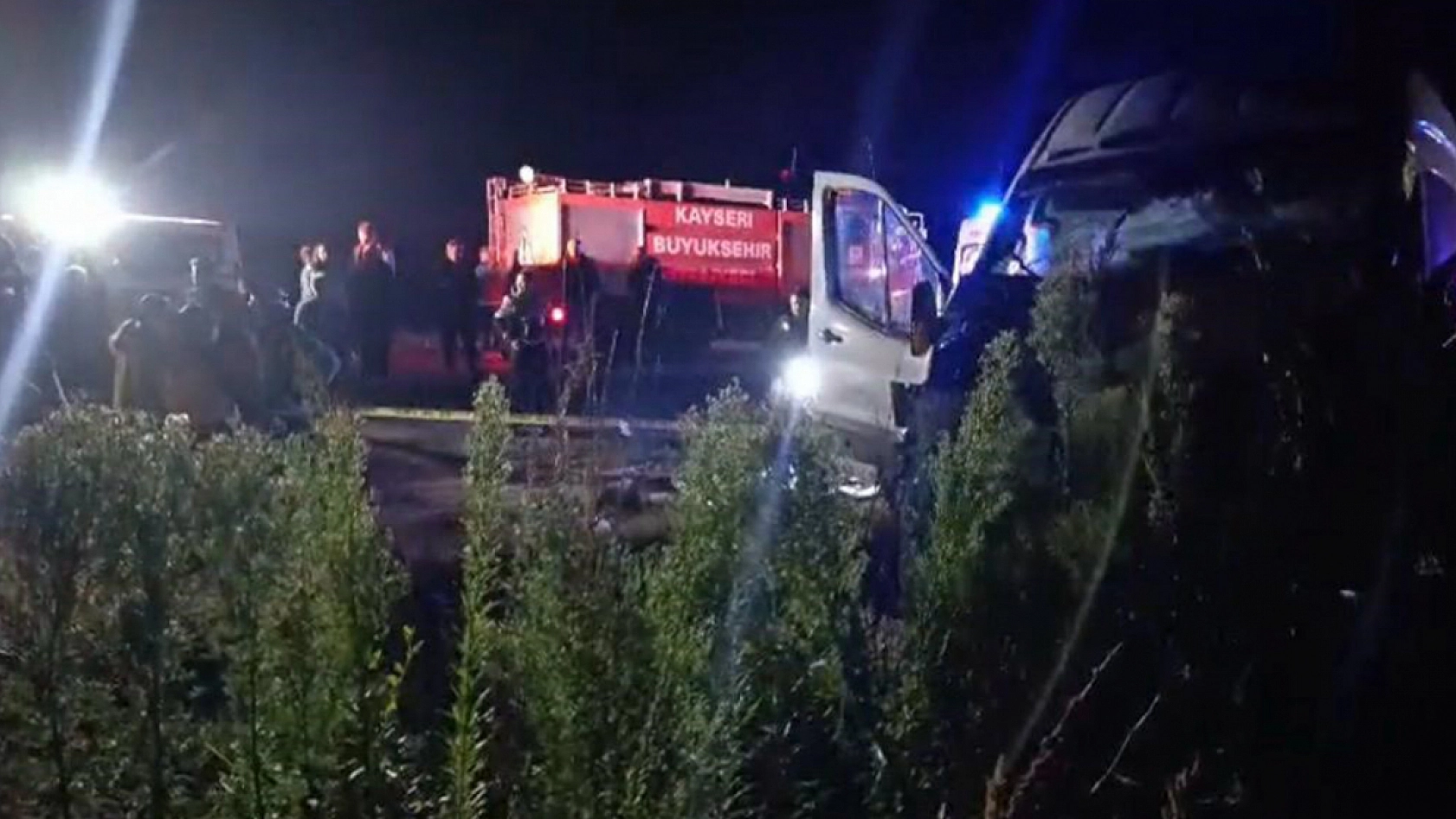 İşçi servisleri ile iş makinesi çarpıştı: 1 ölü, 15 yaralı