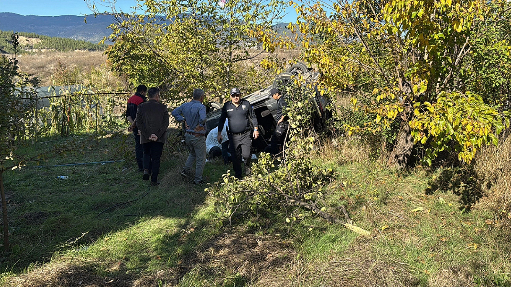Kamyonet 38 metre aşağı yuvarlandı: 1 ölü, 1 yaralı