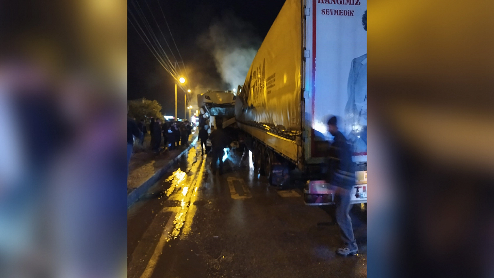 İki tır kafa kafaya çarpıştı: 2 yaralı