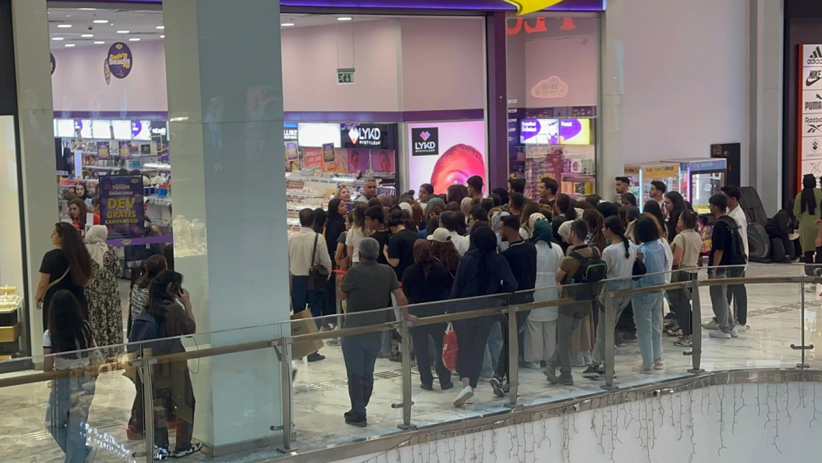 Elazığ'da Ulusal Bir Mağazanın Yaptığı Yüzde 70 İndirimi Duyan Gençler Kendilerini Kaybetti