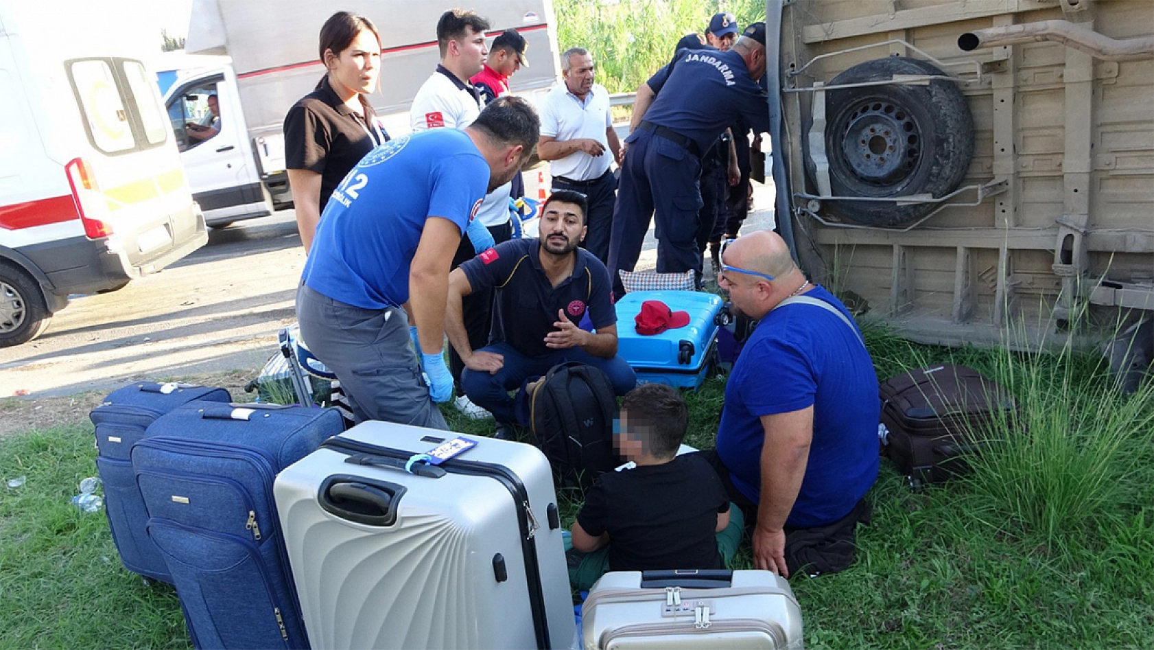 Kavşakta ölüm saçan hız: tur minibüsü 15 kişiyi yaraladı, o anlar kamerada