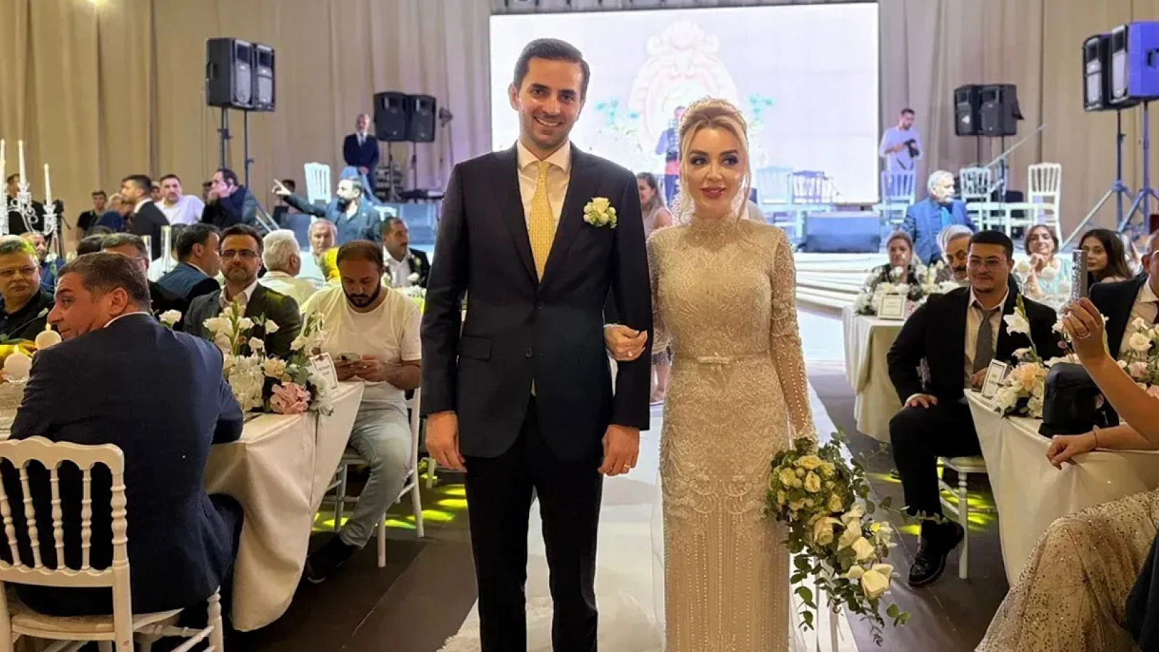 Elazığ'da tarihi düğün: Çayda Çıra gösterisiyle taçlanan geceye 3 bin davetli katıldı