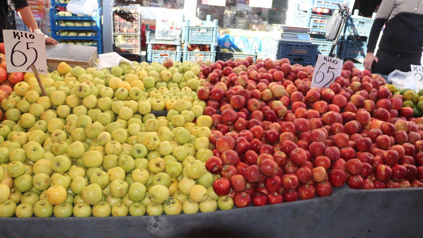 Elazığ'da fiyatları duyan pazara koşuyor